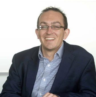 Professor Dan Perry at Insight Surgery, expert in minimally invasive procedures and patient care.